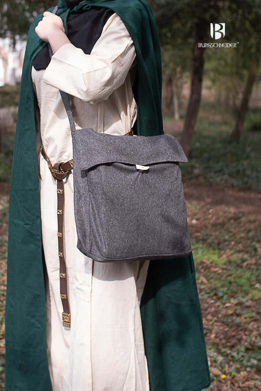 Person dressed in medieval attire with Bag Vesker, a wool felt accessory for LARP events.