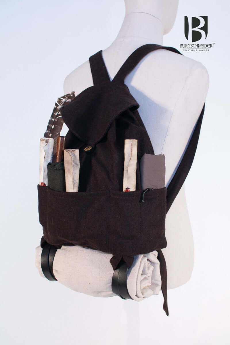 Backpack Robin with organized pockets and functional loops for travel essentials.
