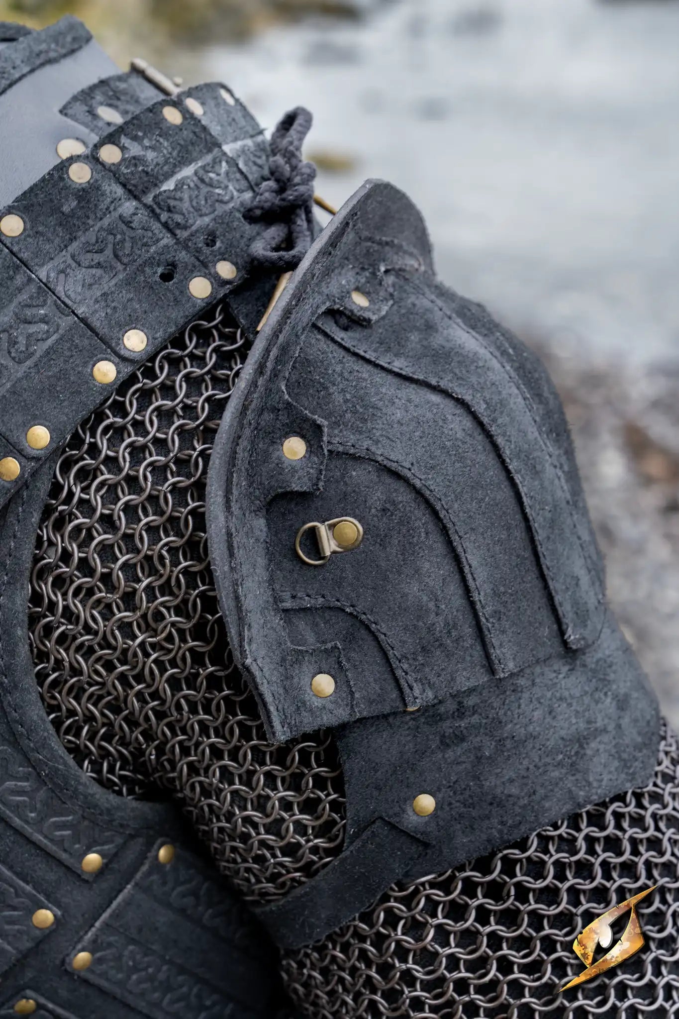 Woodsman Suede Shoulder Armour