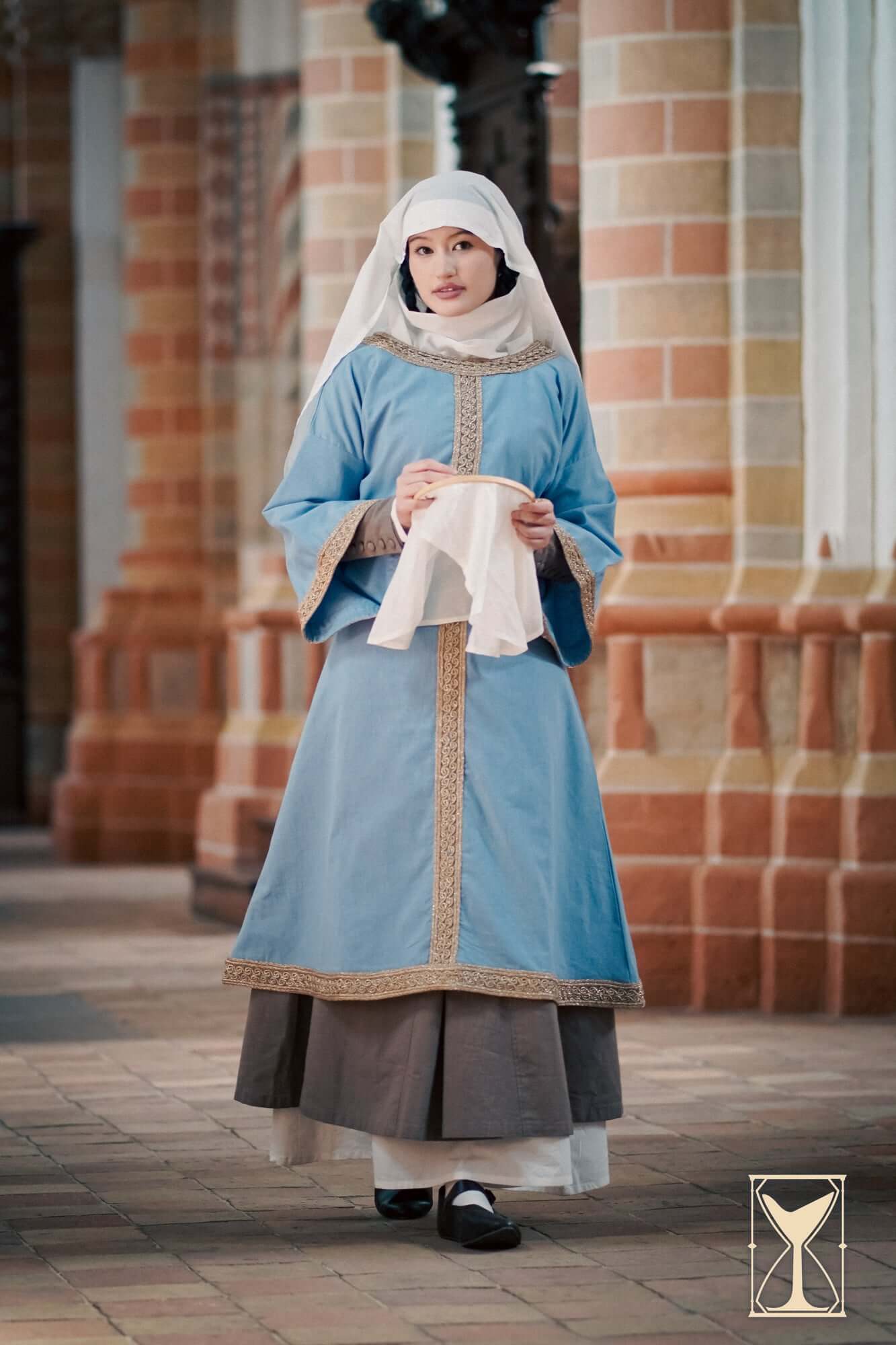 Overtunic Matilde worn by a model, showcasing its wide sleeves and woven patterned trim detail.