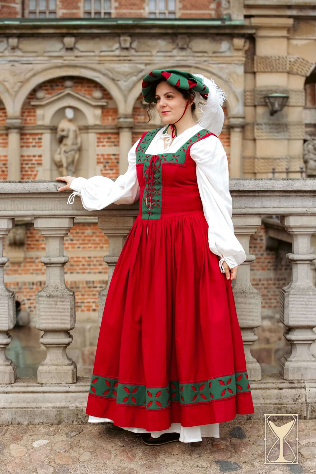 Woman in red and green Kampfrau dress with historical flair, perfect for LARP events and medieval gatherings.