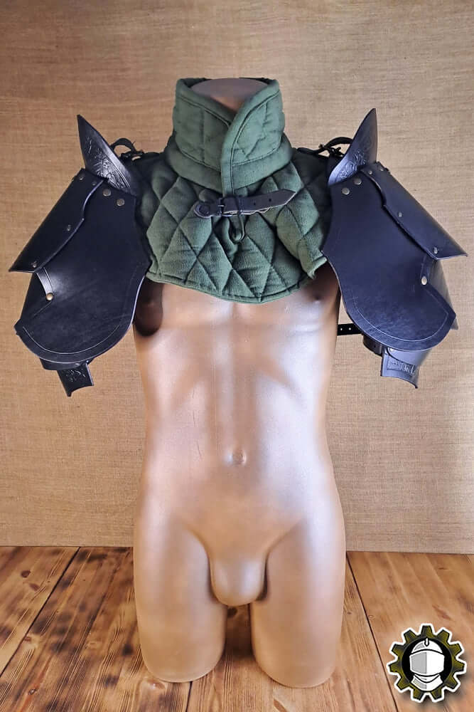 Pauldrons Brian (Fighter) displayed on mannequin featuring quilted green base and black leather armor.