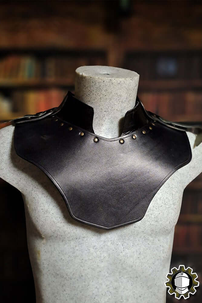 Gorget Cicero (Fighter) leather neck armour featured on a mannequin with a dark background.