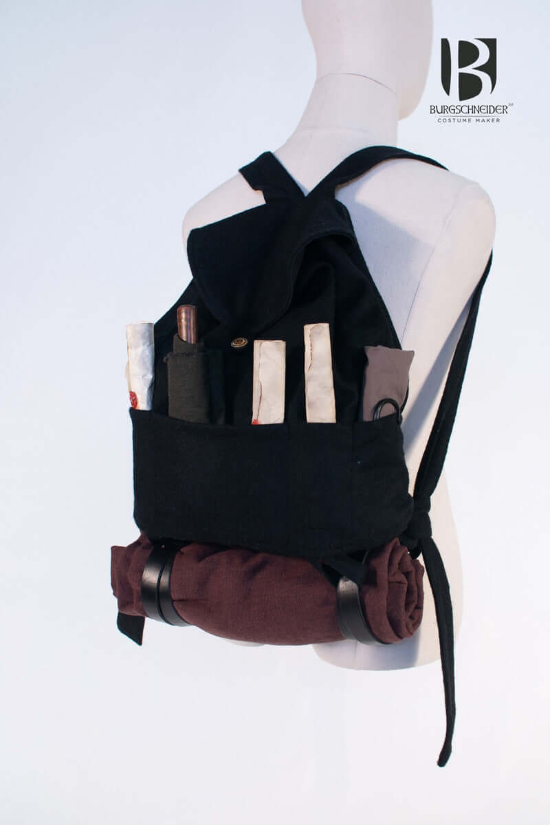 Backpack Robin featuring multiple pockets and loops, designed for traveling and LARP adventures.