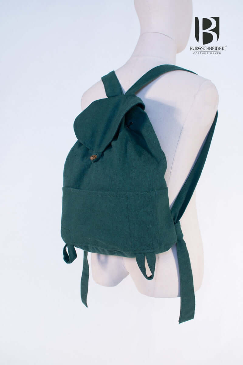 Backpack Capsus showcasing its green fabric and adjustable straps, perfect for travelers and LARP campaigns.