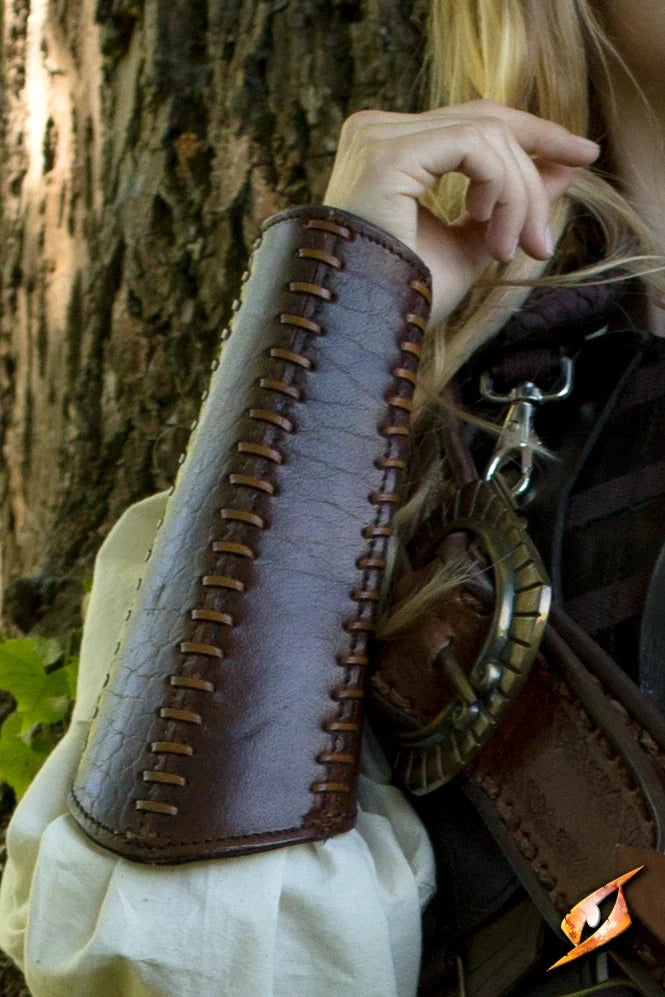 Bracers Squire sturdy leather armguards designed for combat protection and comfort.