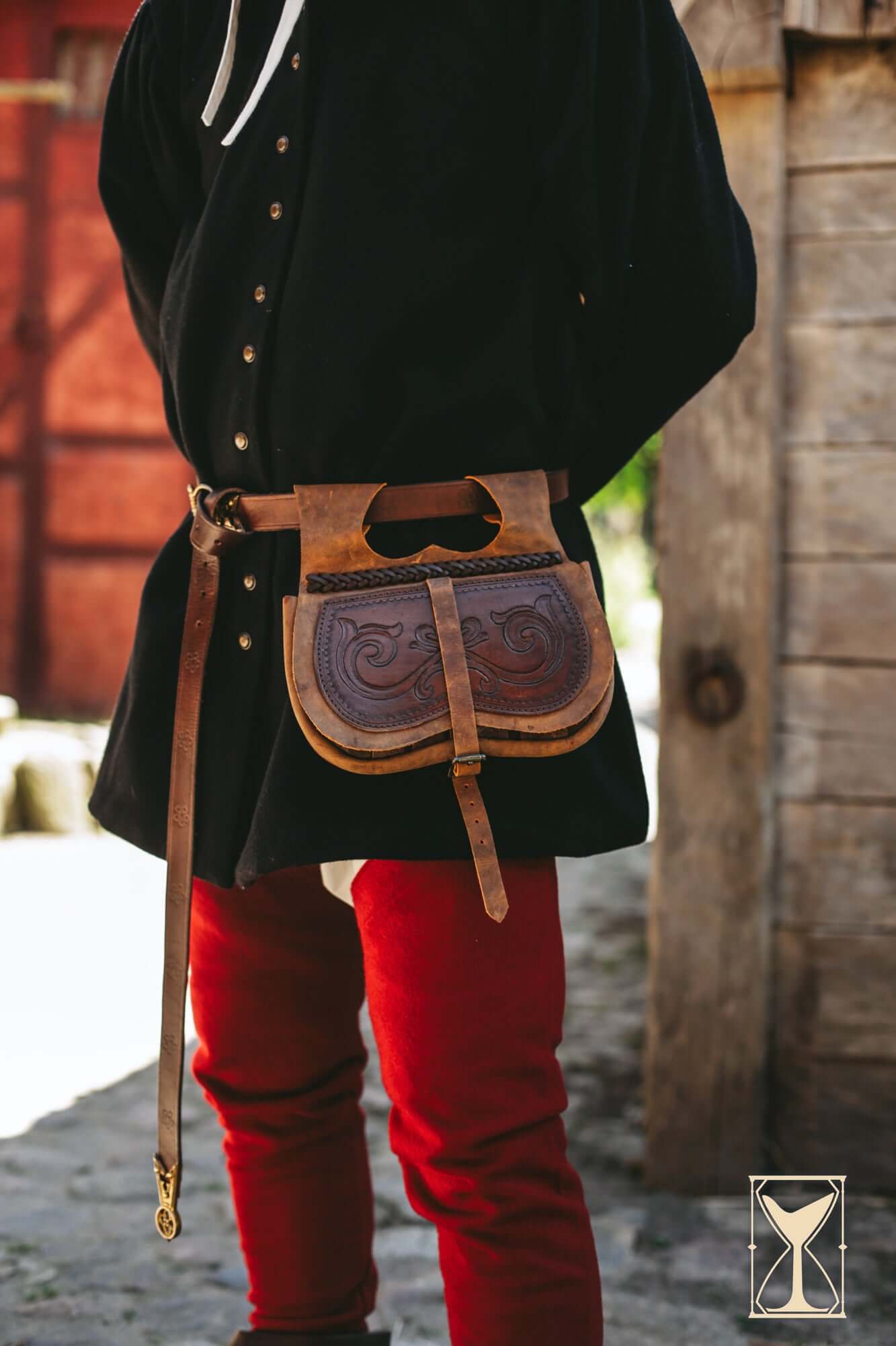 Kidney Bag worn by a model, showcasing warm brown leather and engraved floral design, perfect for LARP or reenactments.