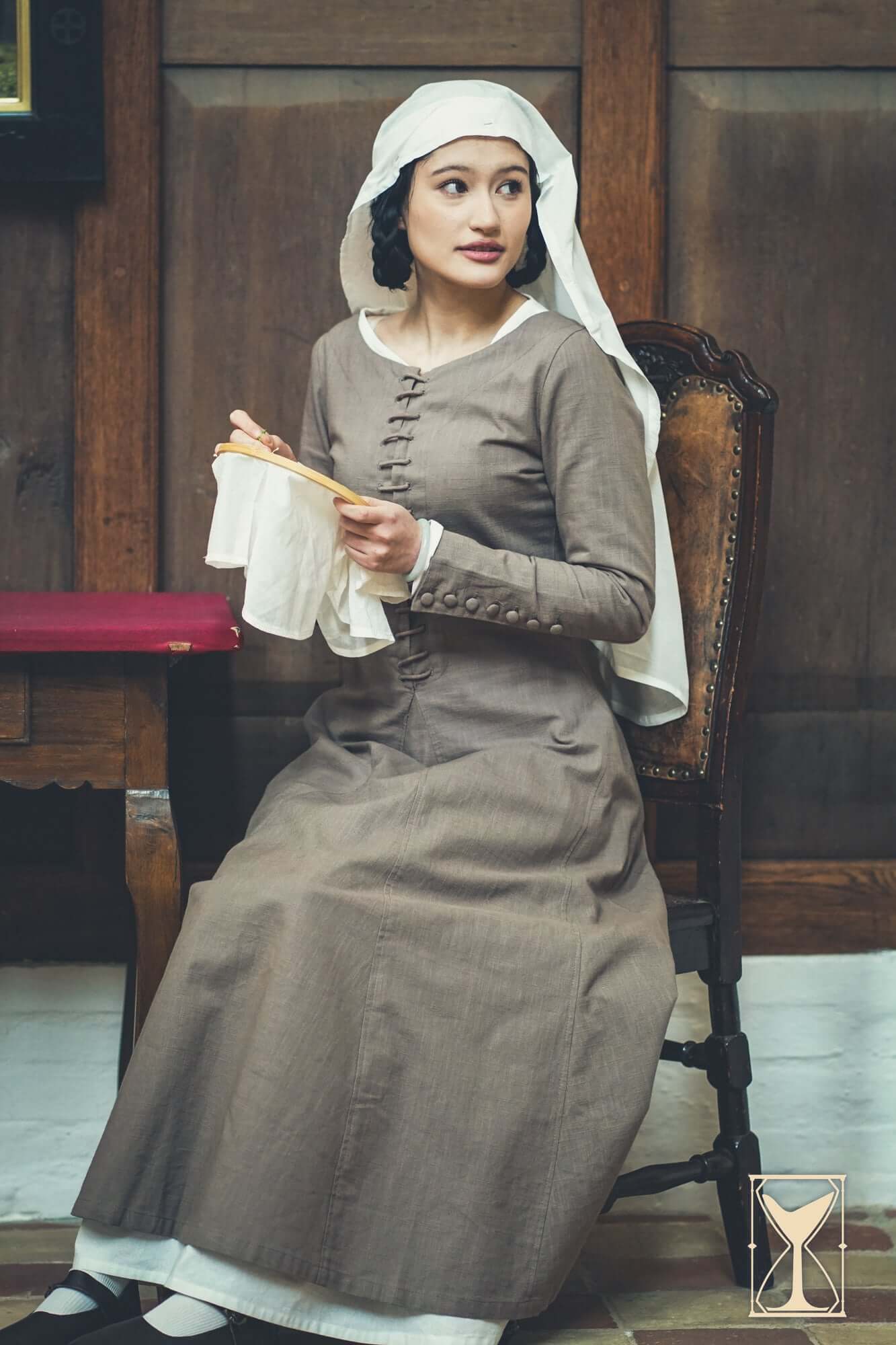 Cotehardie Marian worn by a woman, showcasing central lacing and tailored silhouette, perfect for medieval reenactments.