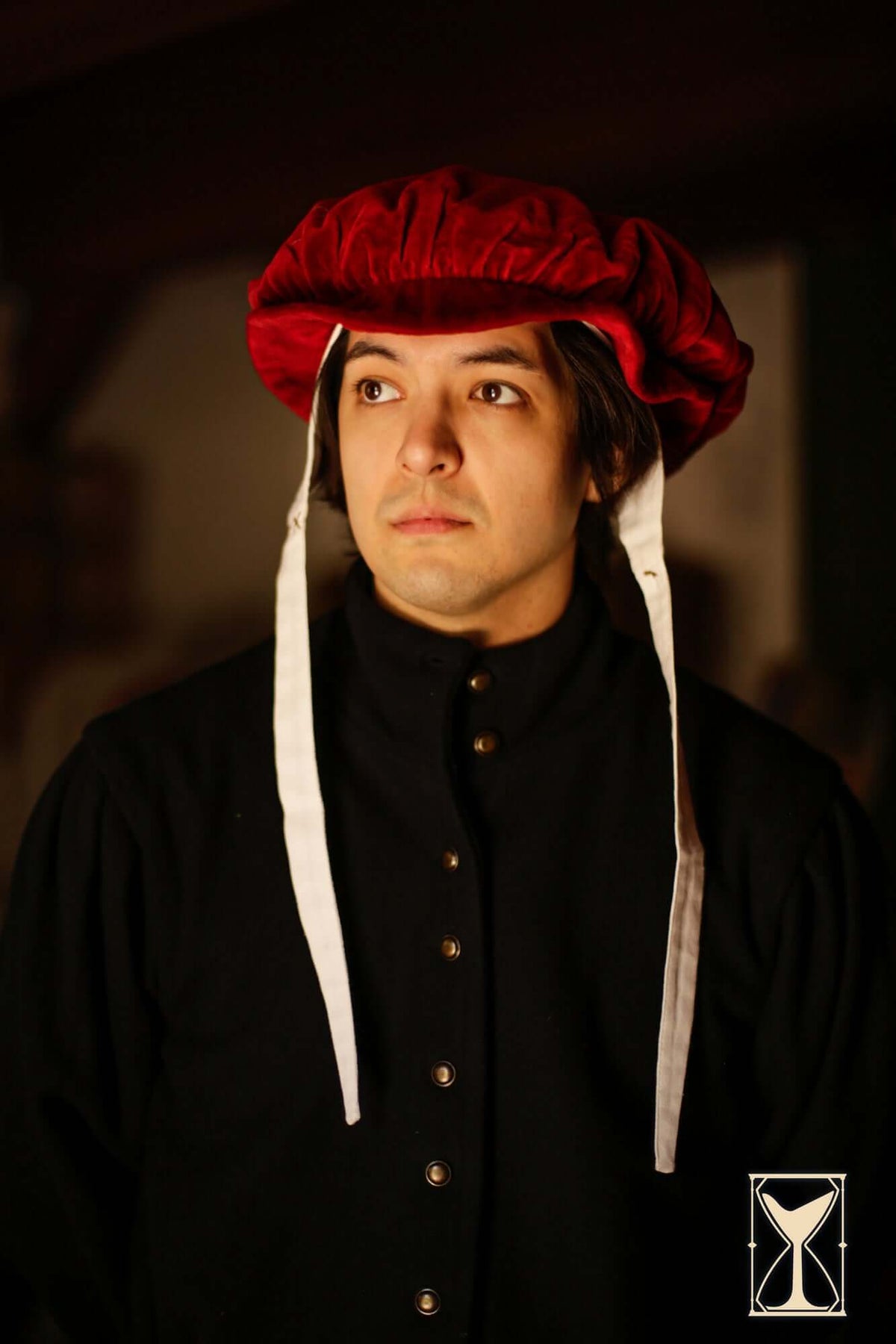 Man wearing a Beret Francisco velvet hat inspired by 15th and 16th-century fashion.
