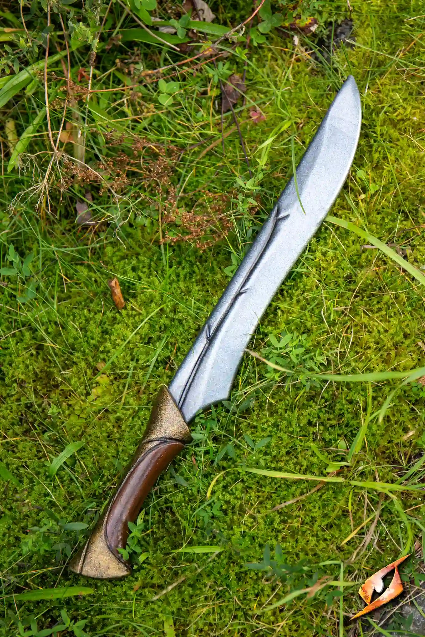 Wood Elf Dagger - 46 cm with a curved blade displayed on green moss.