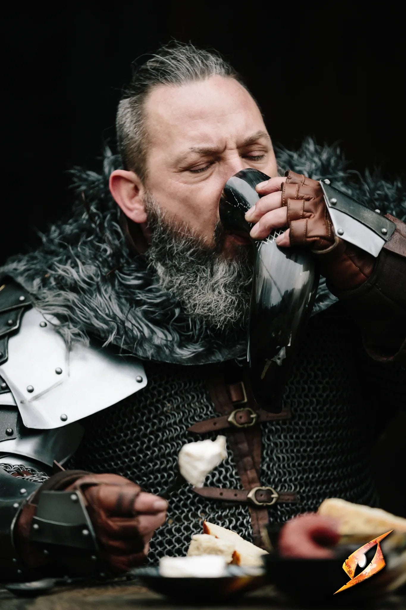 Chieftain drinking horn 0,5 L with Stand