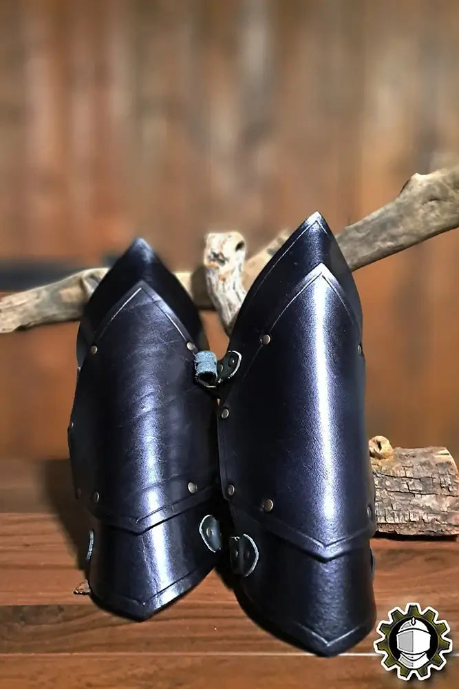 Arm Protection Senua (Fighter) leather bracers showcasing sleek design and secure fit for combat performance.