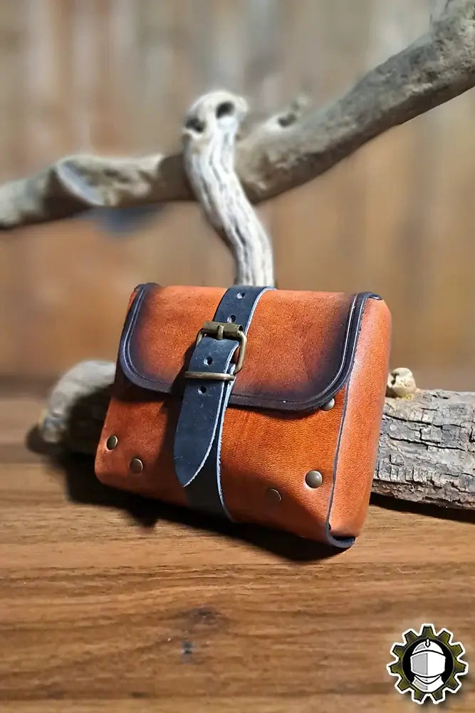 Beltbag Valeron (Fighter) in sturdy leather with strap and buckle closure, perfect for carrying essentials.