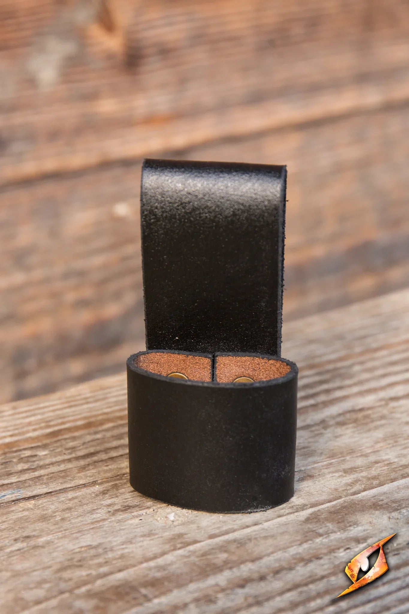 Throwing Knives Holder - 1pc: Black leather holder for securely storing throwing knives on your belt.